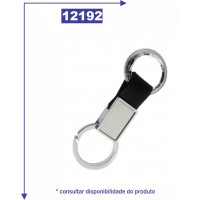 Chaveiro de metal personalizado com detalhe em couro sintético e duas argolas. 12192
